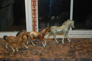lot 443 image: Collectible horse figures