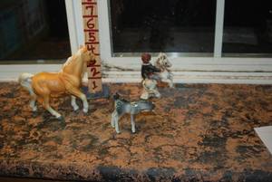 lot 445 image: Collectible horse figures