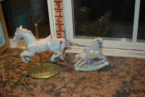 lot 446 image: Collectible horse figures