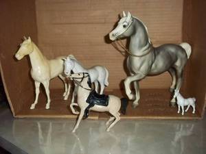 lot 450 image: Collectible horse figures