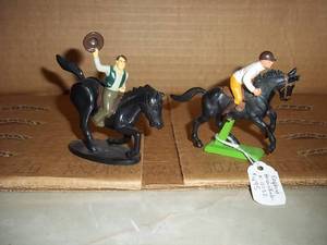 lot 452 image: Collectible horse figures with riders