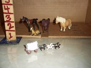lot 453 image: Collectible horse figures