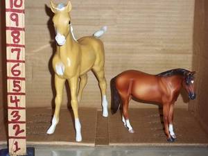 lot 465 image: Collectible horse figures