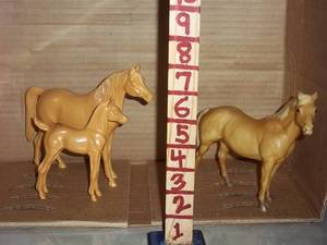 lot 466 image: Collectible horse figures