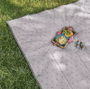lot 701 image: Members Mark Oversized Outdoor Blanket - Grey Hexagon