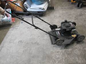 lot 733 image: Murray 20 in. 125 cc Briggs & Stratton Walk Behind Gas Push Lawn Mower - Untested