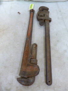 2 Pipe Wrenches