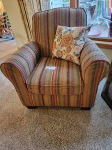 lot 10 image: Beautiful Comfy Chair -32 x 32 36