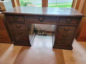lot 01 image: Classic Wooden Desk 30 x 22 x 51