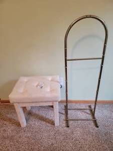 lot 35 image: Bench & Towel Rack