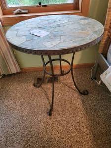 lot 32 image: Circular Marble Table 22x24