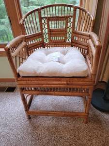 lot 34 image: Wicker Chair 34x17x21.5