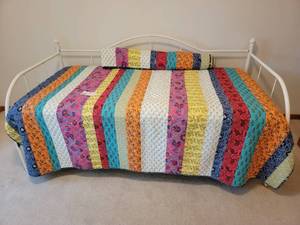 lot 19 image: Vintage White Painted Metal Day Bed with Quilts and Mattress- Twin 37 x 34 x 79