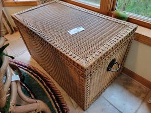 lot 14 image: Beautiful Vintage Rattan Woven Chest 36 x 20 x 20
