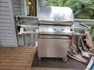 lot 17 image: Propane Bar-B-Cue Grill with Cover