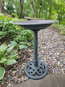 lot 05 image: Plastic Bird Bath & Cement Angel