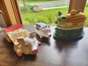 lot 142 image: 3 Vintage 1990s Ceramic Pig Soap Holders