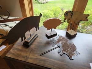 lot 146 image: 4 Rustic Vintage Metal & Wood Standing Pigs