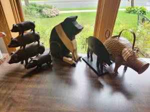 lot 147 image: Vintage Metal and Wooden Pig Decor-4 Pieces
