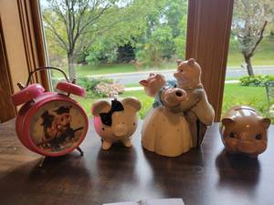 lot 148 image: 4 Piece- Vintage Happy Pigs- Piggy Banks, Clock, Dancing Pigs & More
