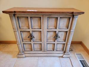 lot 18 image: Beautiful Painted Wooden Cabinet 33 x 22 x 28