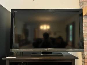 lot 93 image: Sony BRAVIA EX400 Flat Screen TV