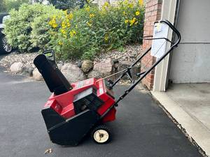 lot 158 image: TORO 3650 Snowblower