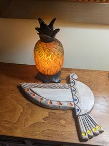 lot 238 image: Lamp & Bird Decor Set