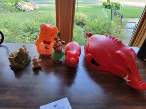 lot 171 image: Pretty Pig Collection