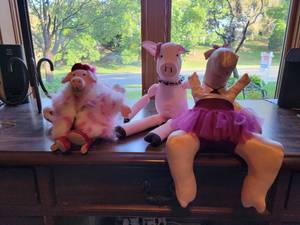 lot 173 image: Pretty Plush Pigs Collection