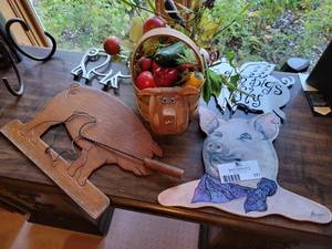 lot 177 image: Big Pig Decor Collection