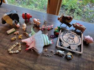 lot 178 image: Little Piggy Collection- Lots of Tiny Pig Decor and Accessories