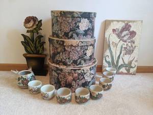 lot 187 image: Vintage Floral Decor-Nesting Hat Boxes, Tea Set, & 2 Wall Hangings