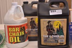 Bar and chain oil