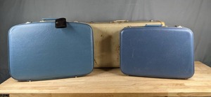 lot 142 image: Set of Three Vintage Suitcases  Z