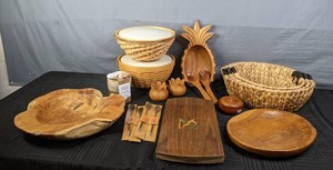 lot 163 image: A Collection of Wood and Wicker Baskets, Bowls, Spoons and Dishes  X