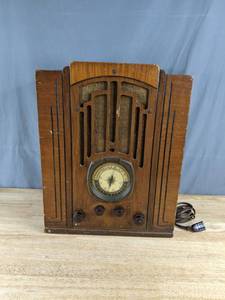 lot 174 image: Vintage Musicaire Tombstone Radio Q