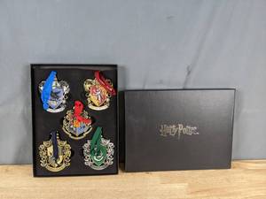 lot 249 image: The Noble Collection Harry Potters Hogwarts Tree Ornament Set X