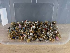 lot 328 image: Lovely Assortment of Costume Jewelry Fashion Rings Z