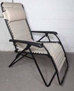 lot 323 image: Feel The Breeze Traveling Breeze Outdoor Lounge Chair X