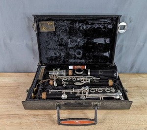 lot 356 image: Vito Clarinet with Case   W