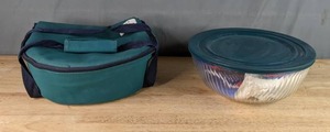 lot 334 image: Pyrex Portables Salad Bowl with Lid and Carrying Case W