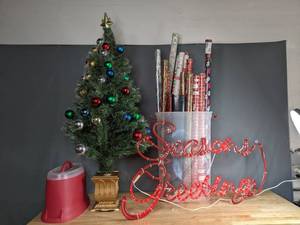 lot 363 image: Assorted Christmas Decorations W