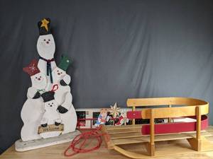 lot 366 image: Christmas Decorations W