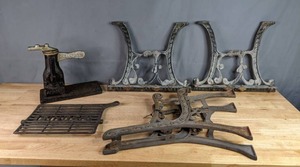 lot 424 image: Vintage Cast Iron Singer Sewing Machine Stand Parts W