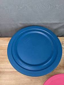 lot 109A image: Pyrex 8-Piece Sculpted Glass Mixing Bowl Set and (2) Large Pyrex Liquid Measuring Cups D
