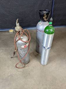 lot 476 image: Lot of 3 Metal Oxygen, Carbon Dioxide and Dissolved Acetylene Tanks R