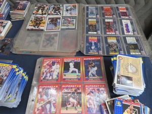 lot 10 image: HUGE LOT OF SPORTS CARDS