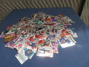 lot 16 image: LARGE LOT OF SPORTS CARDS