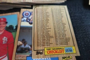 lot 18 image: TOPPS 87 BASEBALL CARDS